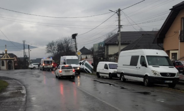 У Сваляві внаслідок зіткнення з легковиком мікроавтобус попинився в кюветі (ФОТО, ВІДЕО)