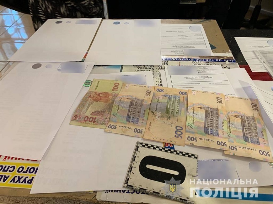 На автовокзалі у Мукачеві торгували підробленими ковід-тестами (ФОТО, ВІДЕО)