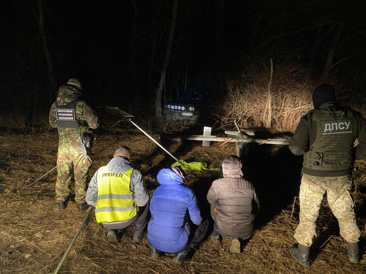 Уночі на Закарпатті контрабандисти намагалися перекинути в Румунію сигарети катапульою (ФОТО, ВІДЕО)