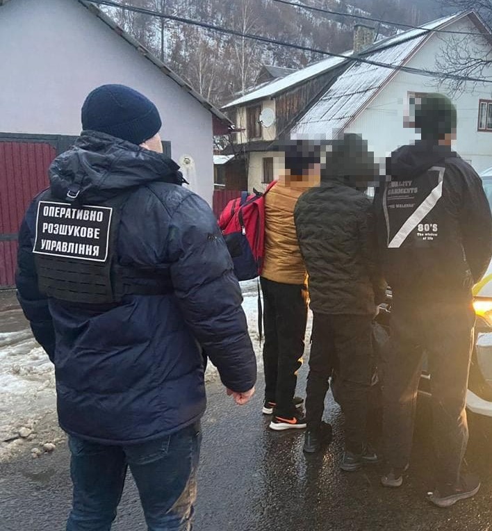 6 нелегалів та та їх імовірних переправників затримали на околиці Рахова (ФОТО, ВІДЕО)