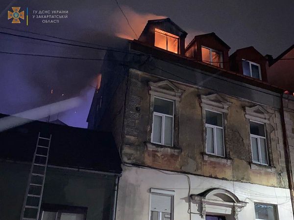 В Ужгороді пожежа понищила квартиру на мансардному поверсі (ФОТО)