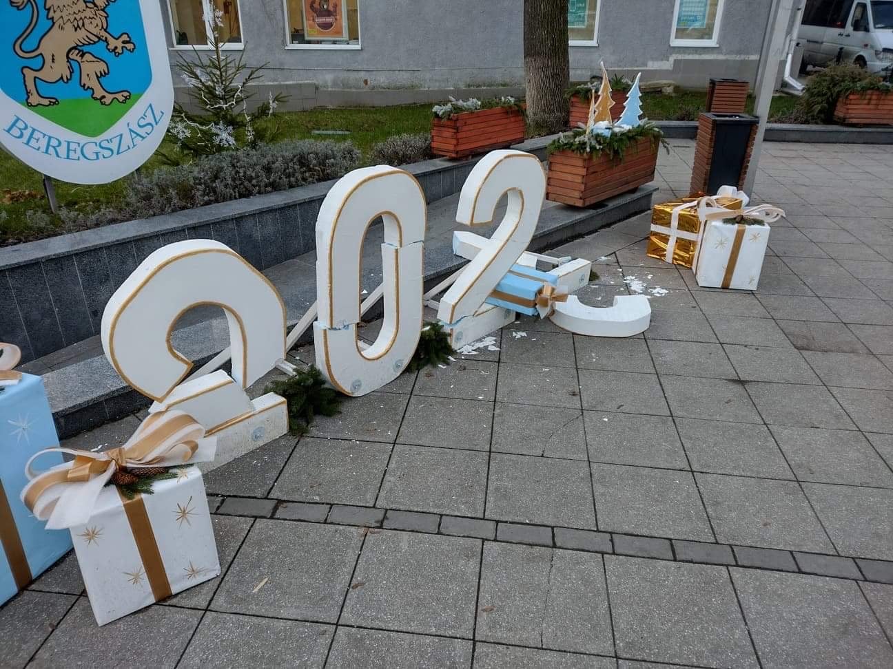 У Берегові вандали пошкодили святкові декорації та ящики квіткових клумб (ФОТО, ВІДЕО)