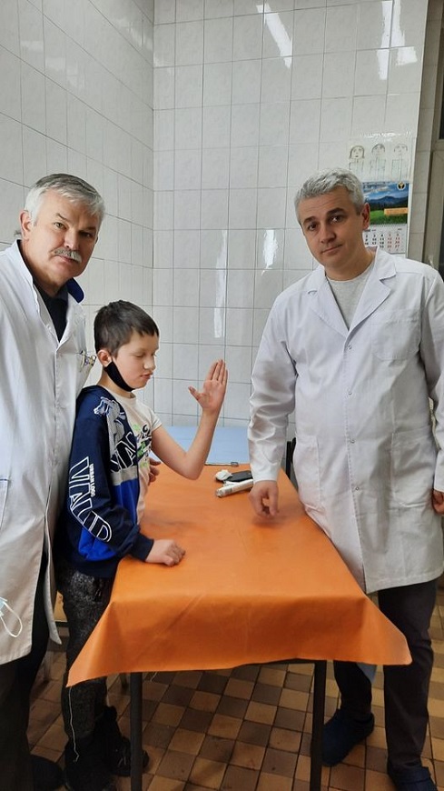 Медики Закарпатської обласної лікарні реплантували 10-річному хлопчику відрубаний палець (ФОТО)