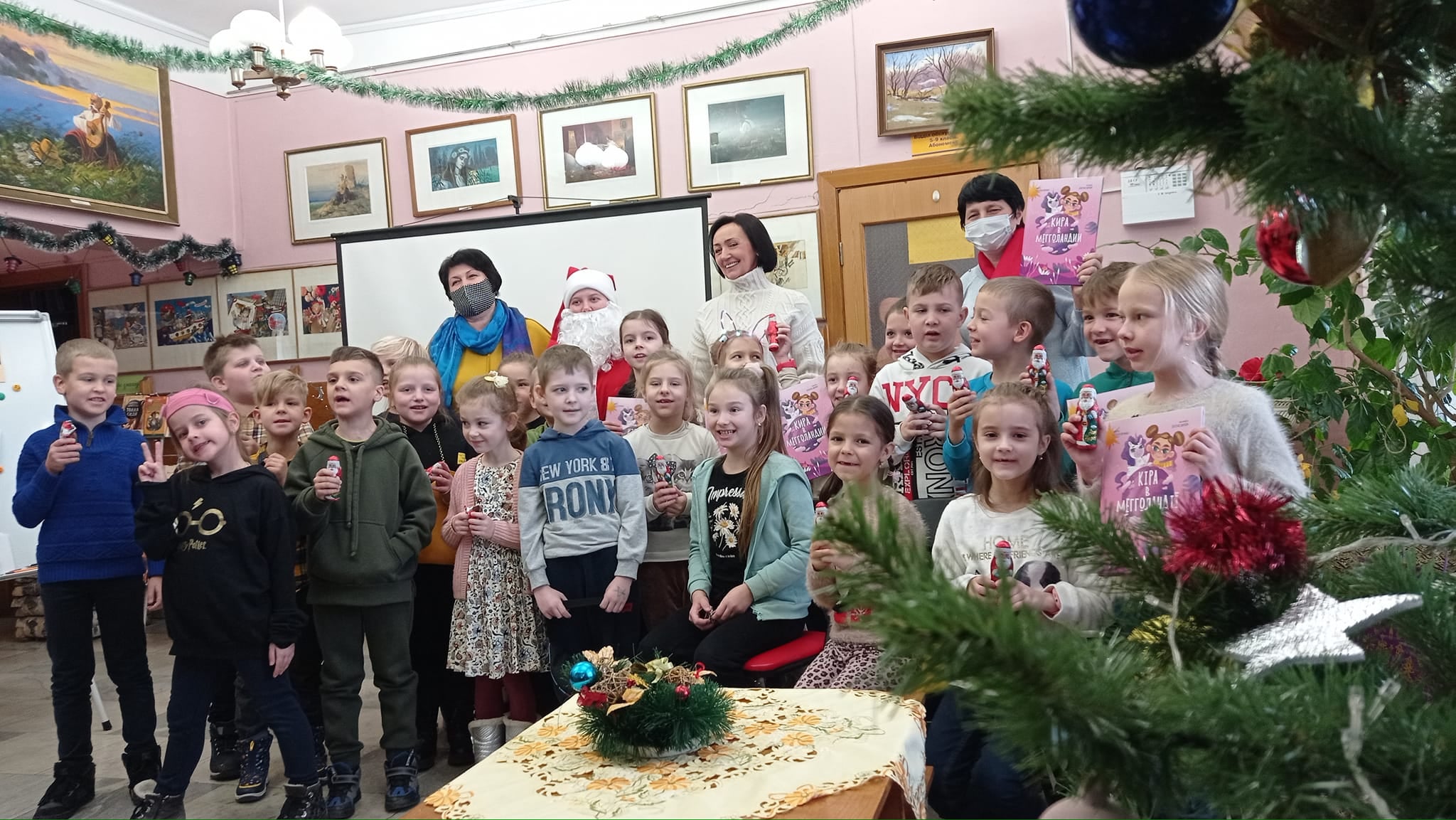 В Ужгороді дітлахи зі Святим Миколаєм та письменниками відзначили Національний тиждень читання (ФОТО)