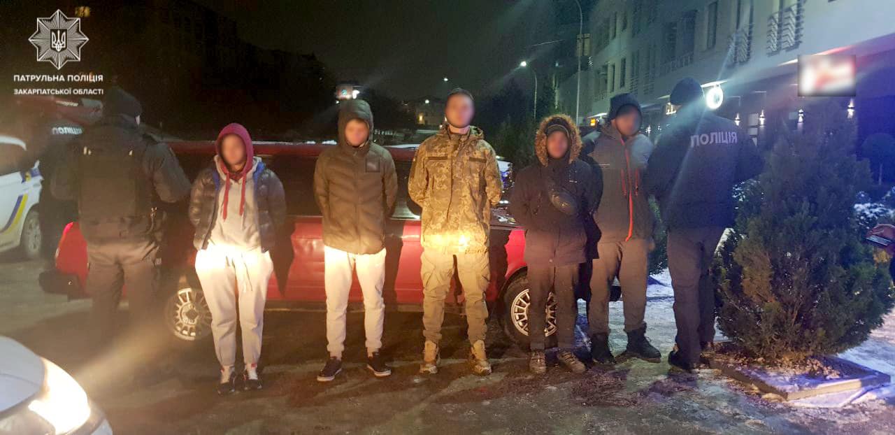 В Ужгороді група чоловіків з жінкою, погрожуючи містянину розправою, відібрала в нього 700 грн (ФОТО)