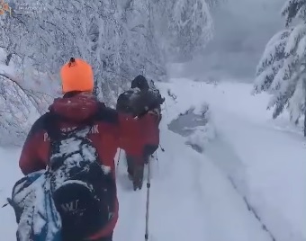На Закарпатті тривають пошуки чоловіка, що заблукав під час катання на снігоході на полонині Руній (ВІДЕО)