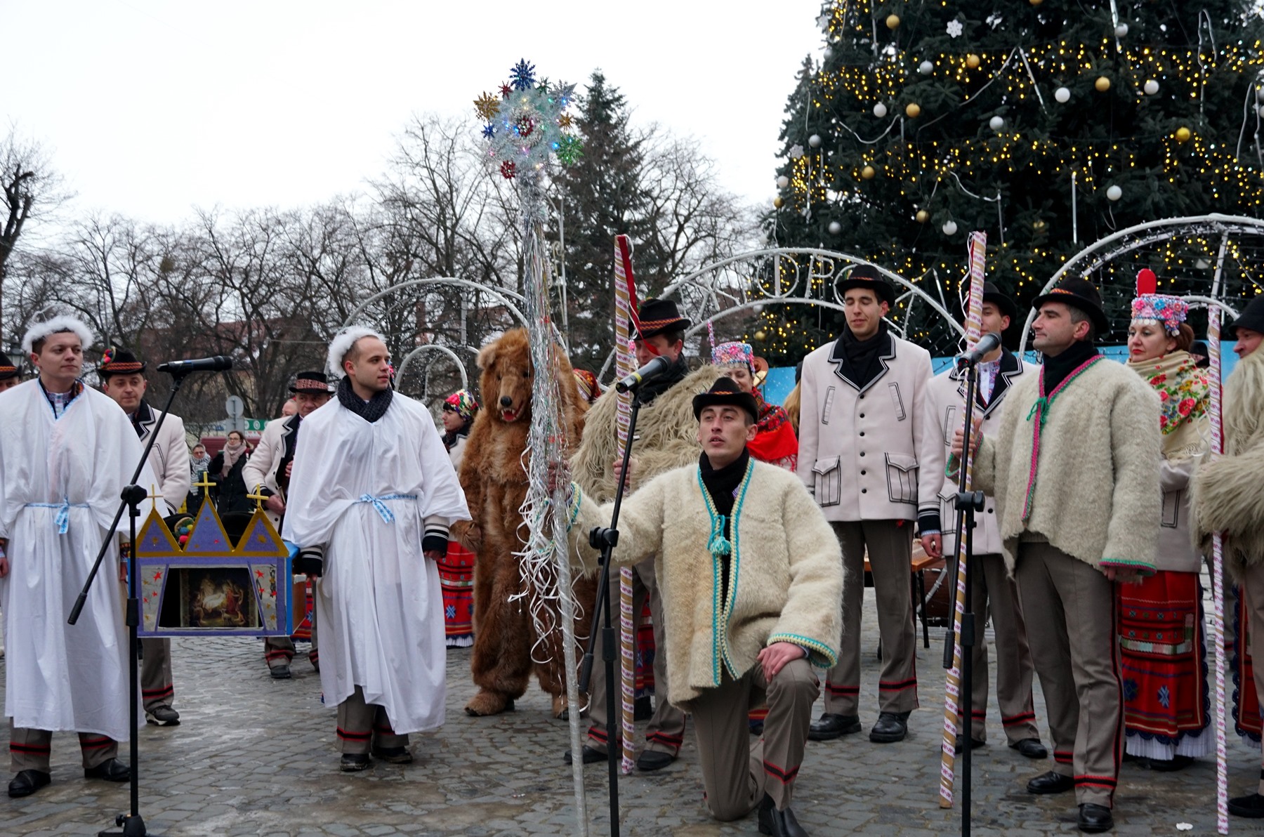 Закарпатський народний хор сьогодні колядував в Ужгороді (ФОТО)