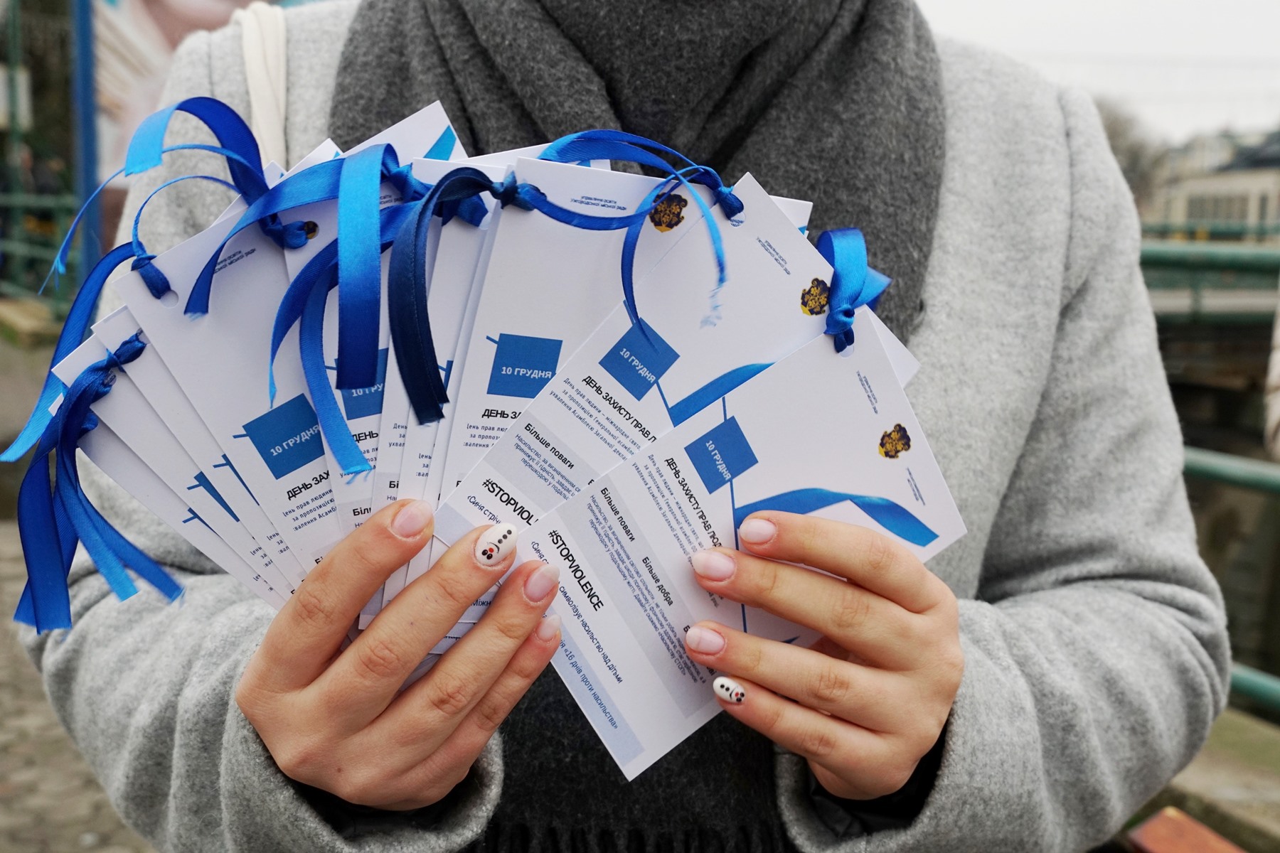 Символічні сині стрічки з інформаційними листівками роздавали школярі перехожим на Театральній в Ужгороді (ФОТО)