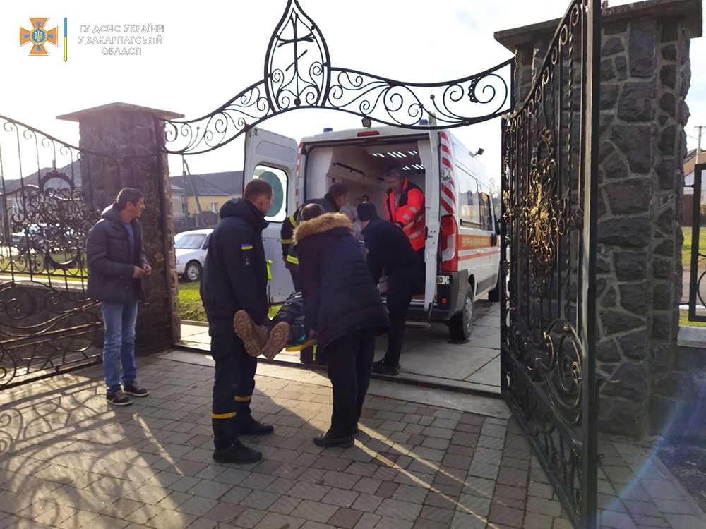 На Мукачівщині чоловік впав із купола церкви під час проведення робіт (ФОТО)