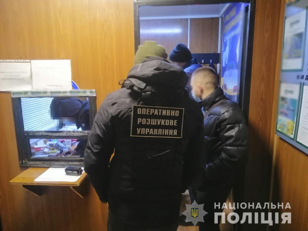 Закарпатські поліцейські викрили схему з виготовлення та збуту підроблених COVID-документів (ФОТО)