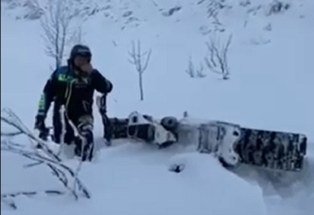 Ексклюзивне ВІДЕО віднайдення тіла одного з учасників трагічного катання на снігоходах на полонині Руна