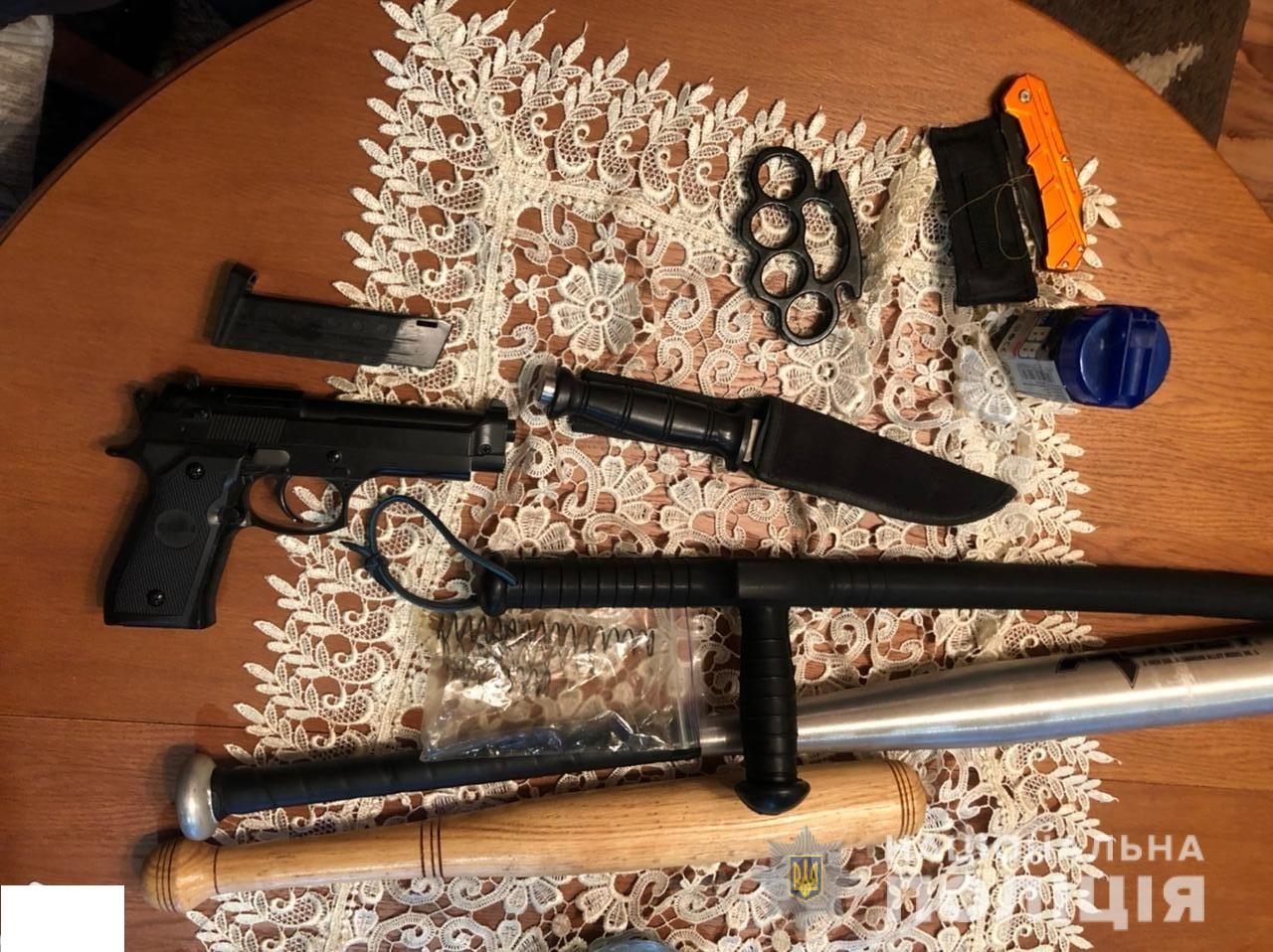 Під час обшуків в оселях мешканців Виноградівщини знайшли зброю та наркотики (ФОТО)