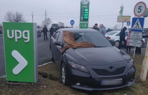 На об'їзній Ужгорода в зіткненні двох авто постраждав пішохід (ФОТО)