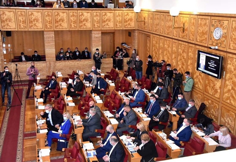 На сесії Закарпатської облради працювало трохи більше половини депутатів 