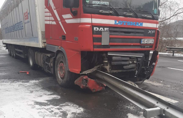 На Мукачівщині вантажівка настромилася на відбійник (ФОТО)