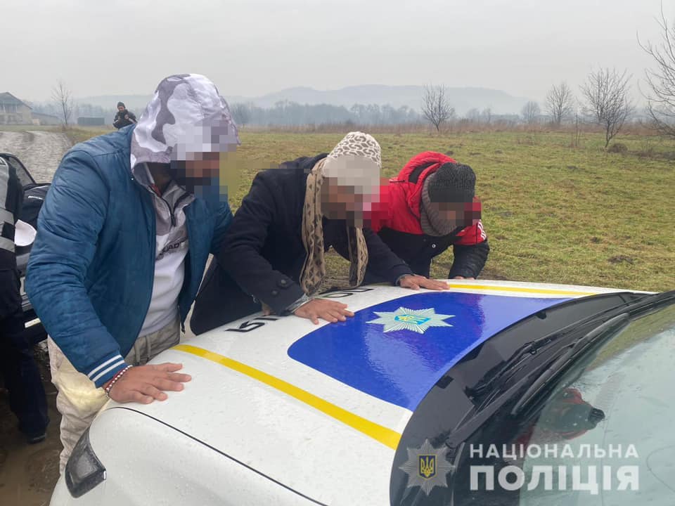 На Закарпатті, неподалік кордону з Румунією, затримали трьох нелегалів (ФОТО)