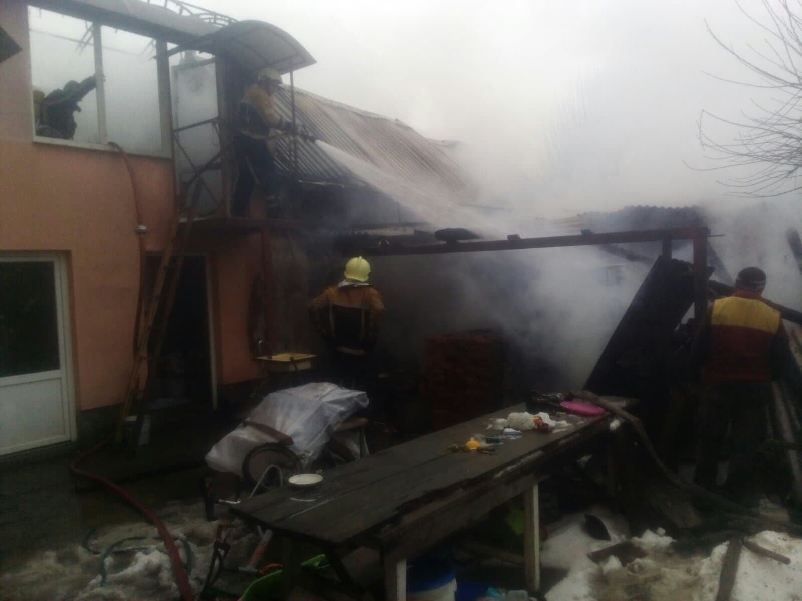У Чопі загасили прибудову, попередивши перекидання вогню на будинок (ФОТО)