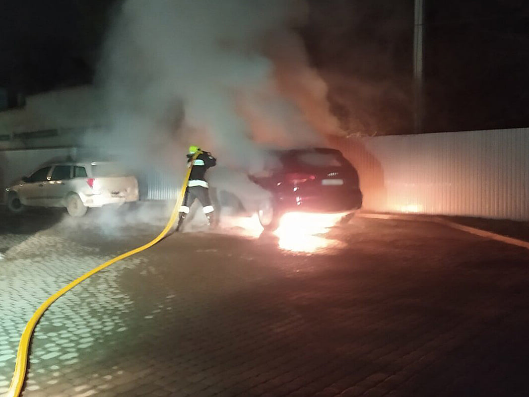 Ранкова пожежа в Audi Q7 у Тячеві пошкодила також припаркований поруч Opel Astra H (ФОТО)