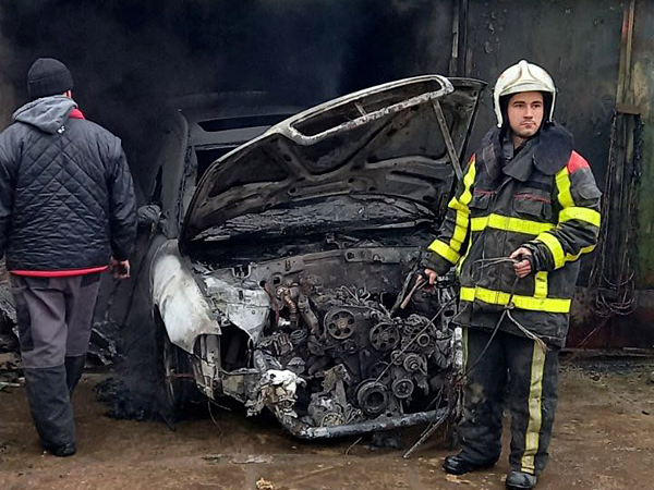 У Дерцені на Мукачівщині в гаражі згоріла Audi (ФОТО)