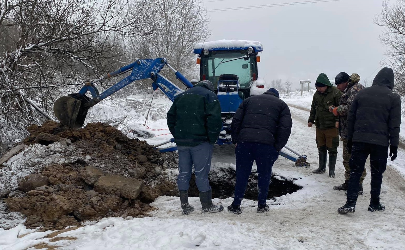 ФОТОФАКТ. При в'їзді у Ворочево Перечинської громади в дорозі утворилася глибока вирва