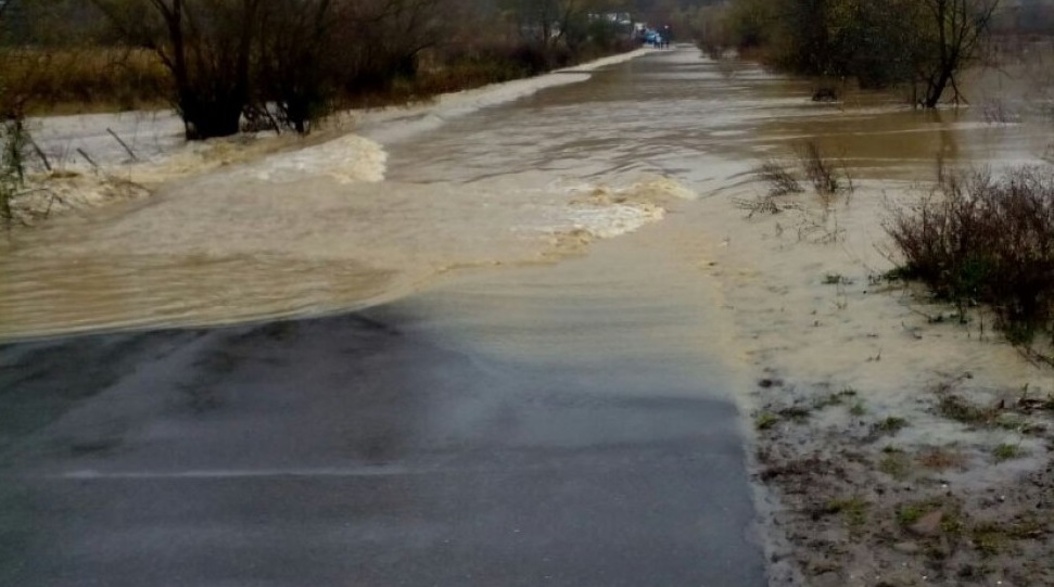 На Закарпатті через підтоплення обмежили рух транспорту на автодорозі Великі Ком'яти-Вілок