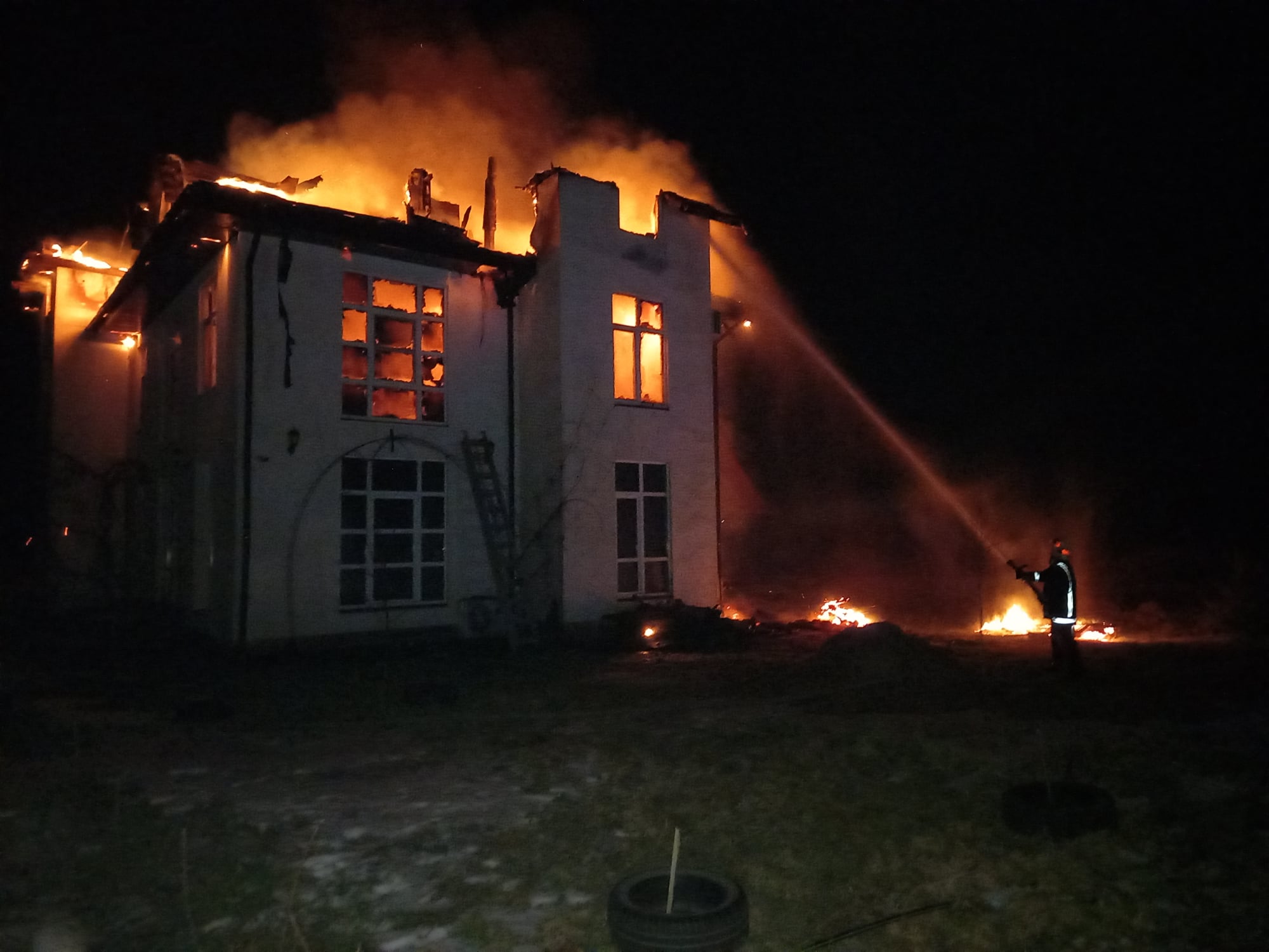 У Запсоні на Берегівщині згорів готель "Край неба" (ФОТО)
