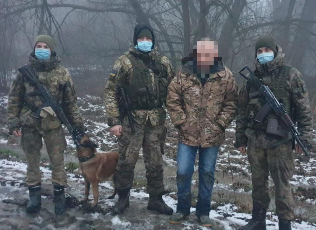 Українець, нещодавно засуджений на Закарпатті за переправлення нелегалів, знову "розгулював" поблизу кордону (ФОТО)