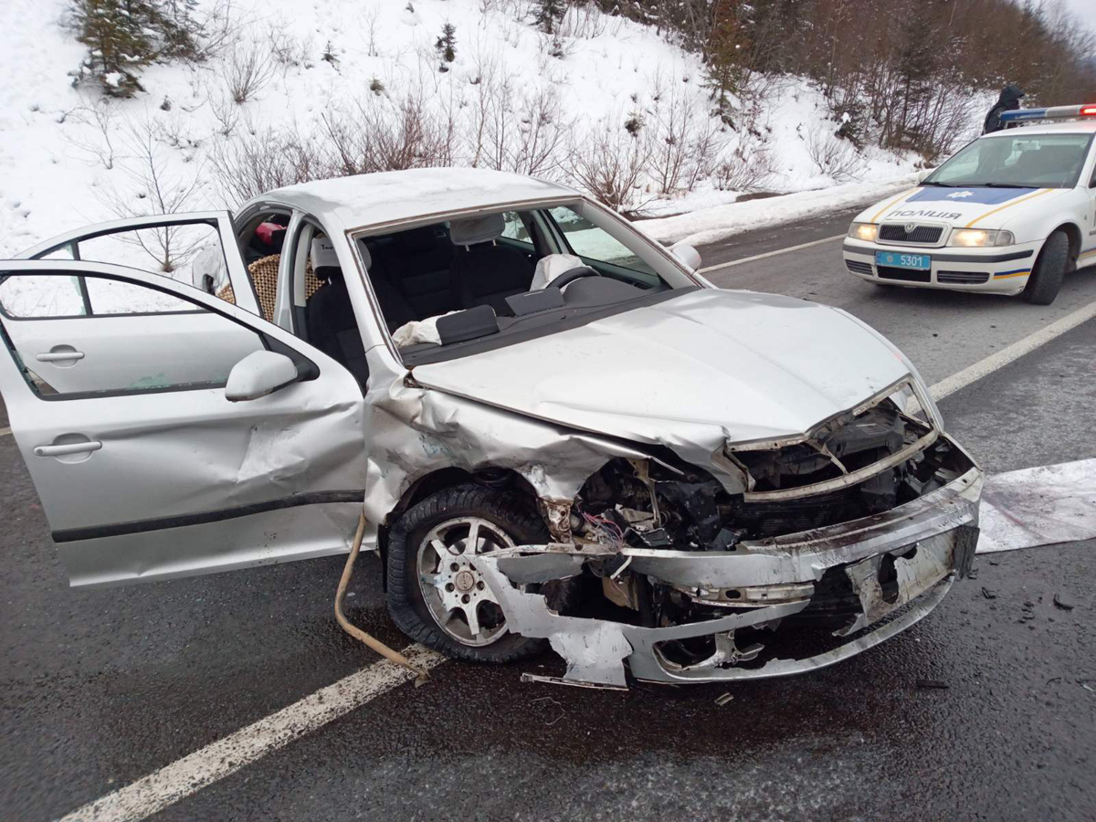 У ДТП на Воловеччині постраждали троє людей, одного з водіїв деблокували рятувальники (ФОТО)