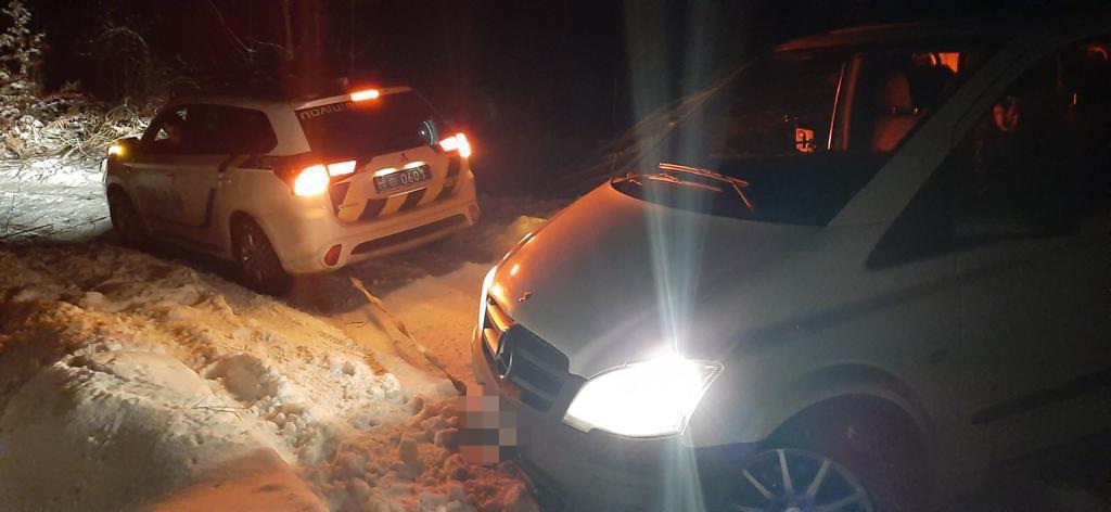 На Рахівщині допомагали водію, що застряг у лісі у снігу, та чоловіку, що залишився на зупинці й забув речі в автобусі (ФОТО)