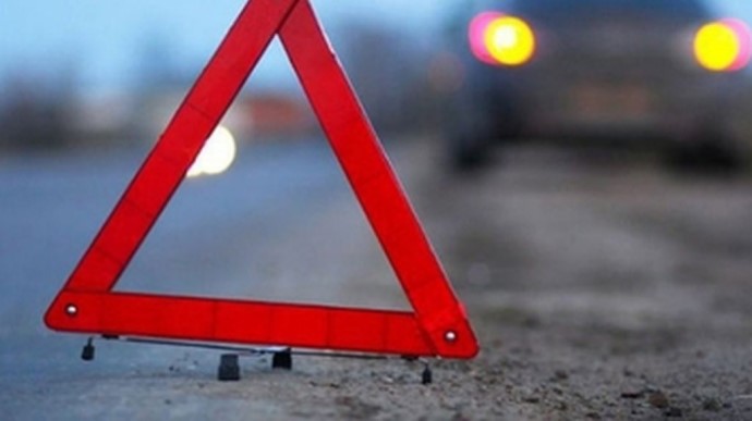 Унаслідок зіткнення з бетонними опорами на Мукачівщині загинув водій Renault