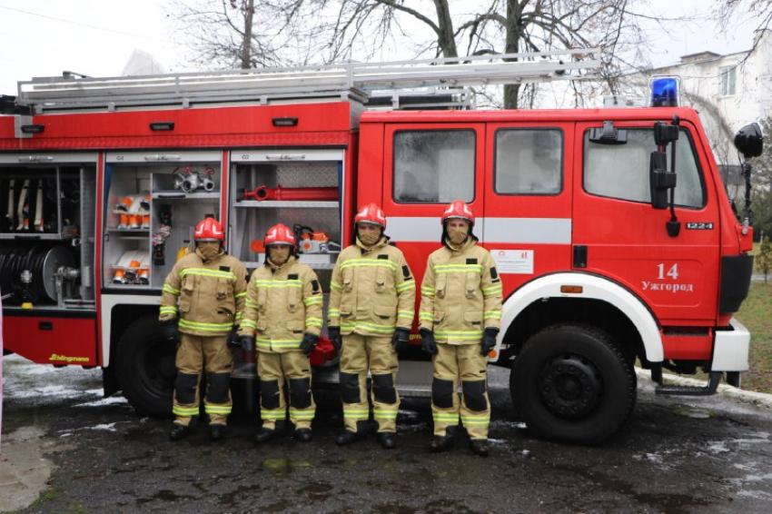 Польські дипломати передали Закарпаттю новий пожежний автомобіль, обладнання та спорядження (ФОТО)