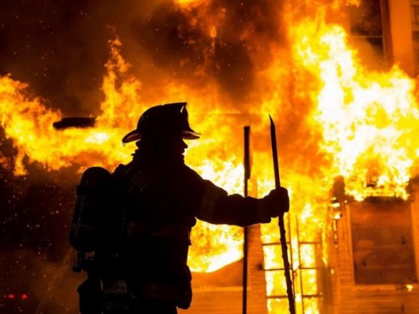 У Мукачеві згоріла кімната в квартирі, а на Хустщині пожежа знищила надвірну споруду