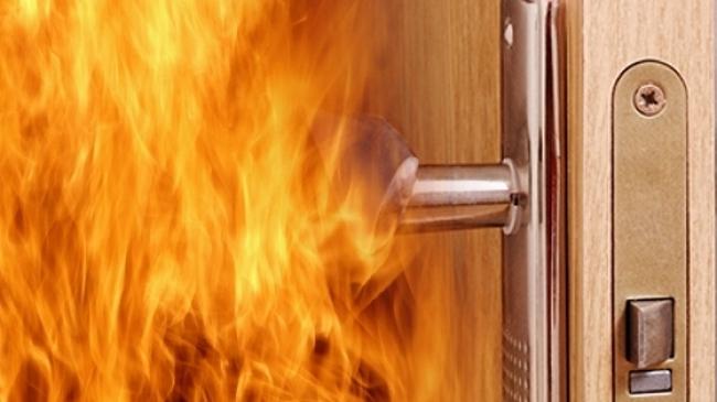 У Воловці нічна пожежа в магазині пошкодила вхідні двері