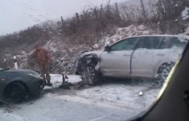 Унаслідок зіткнення неподалік Мукачева одну з автівок викинуло на узбіччя (ФОТО, ВІДЕО)