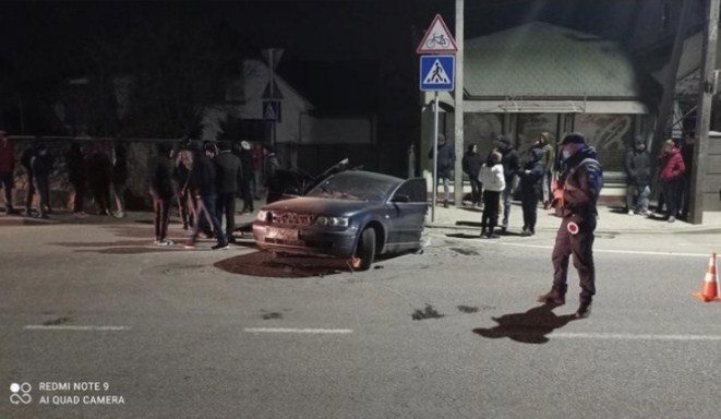 ФОТОФАКТ. У Хусті внаслідок нічної автоаварії розірвало авто, яким кермував неповнолітній