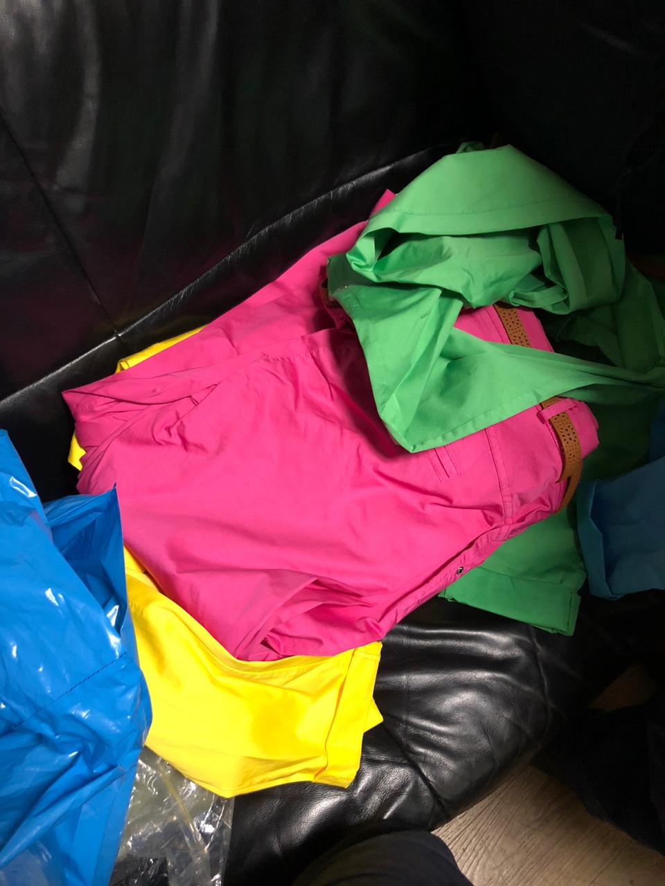 На Закарпатті у водія буса на митниці вилучили фірмовий одяг із Італії (ФОТО)