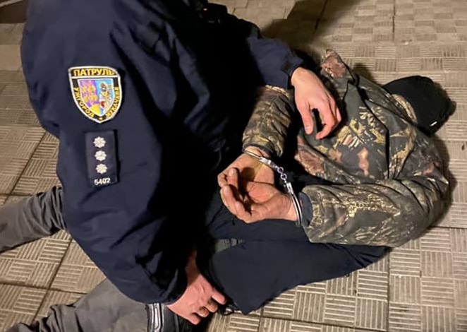 В Ужгороді патрульні взяли в кайданки чоловіка, що розбив двері до наркодиспансеру (ФОТО)