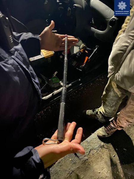 У зупиненого в Ужгороді "наркоп'яного" водія знайшли в автівці телескопічний кийок (ФОТО)