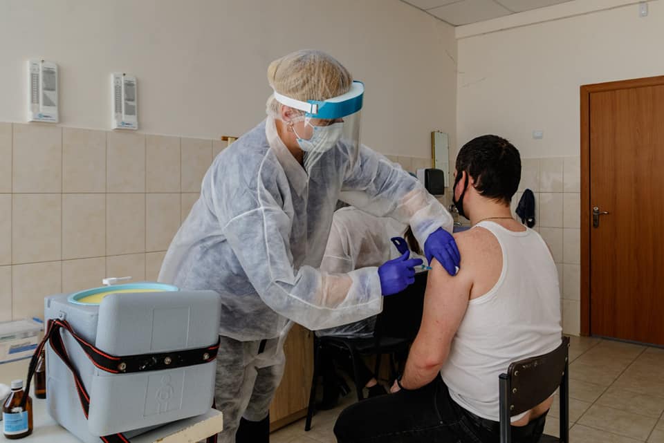 860 людей вакцинувала від коронавірусу мобільна бригада Ужгородського міського центру ПСМД (ФОТО)