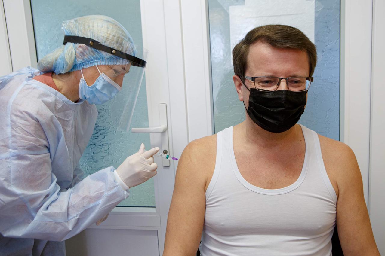 Голова Закарпатської ОДА вакцинувався від COVID-19 за наявності залишків доз вакцини (ФОТО)