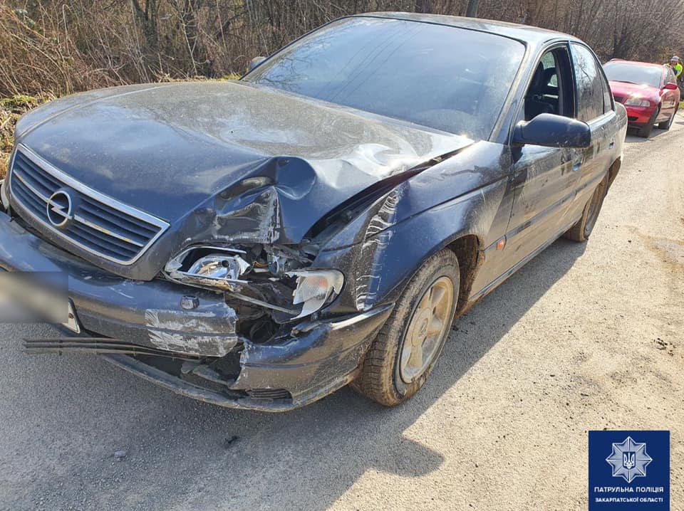 Біля Ужгорода "п'яний" Opel врізався в бетонний стовп (ФОТО)
