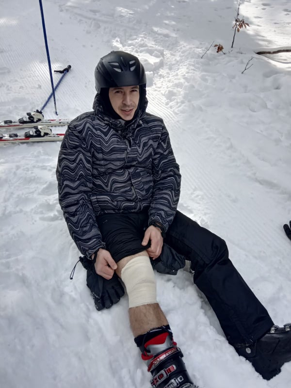 На Закарпатті рятувальники допомогли киянину, який травмував коліно, катаючись на лижах (ФОТО)
