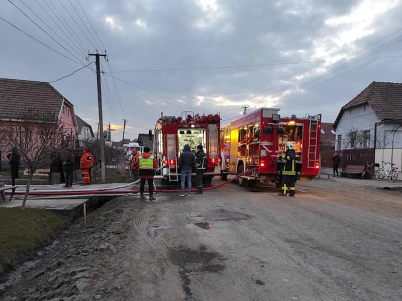 На Берегівщині загасили пожежу в надвірній споруді, врятувавши при цьому прилеглий будинок (ФОТО)