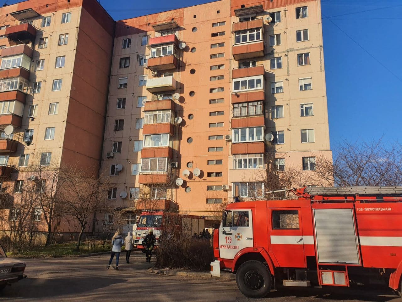 У Мукачеві від запаленої забутої свічки загорілася квартира на 9 поверсі (ФОТО)