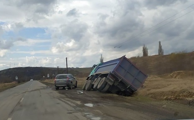ФОТОФАКТ. На Берегівщині вантажівка перекинулася в кювет