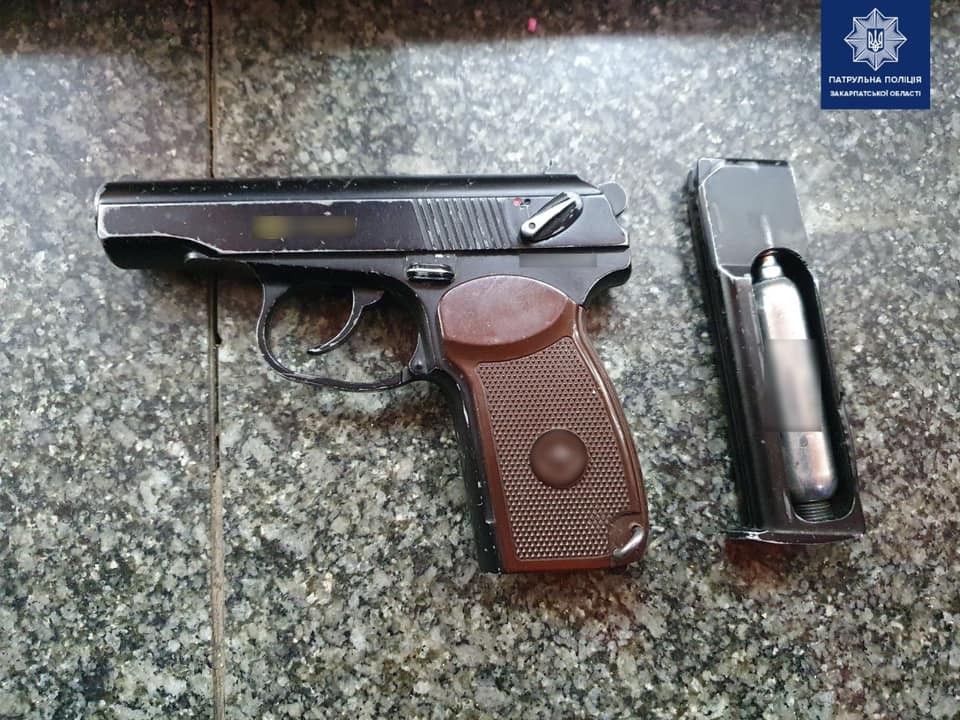 В ужгородця, який викликав поліцію через спробу побиття, виявили пістолет (ФОТО)