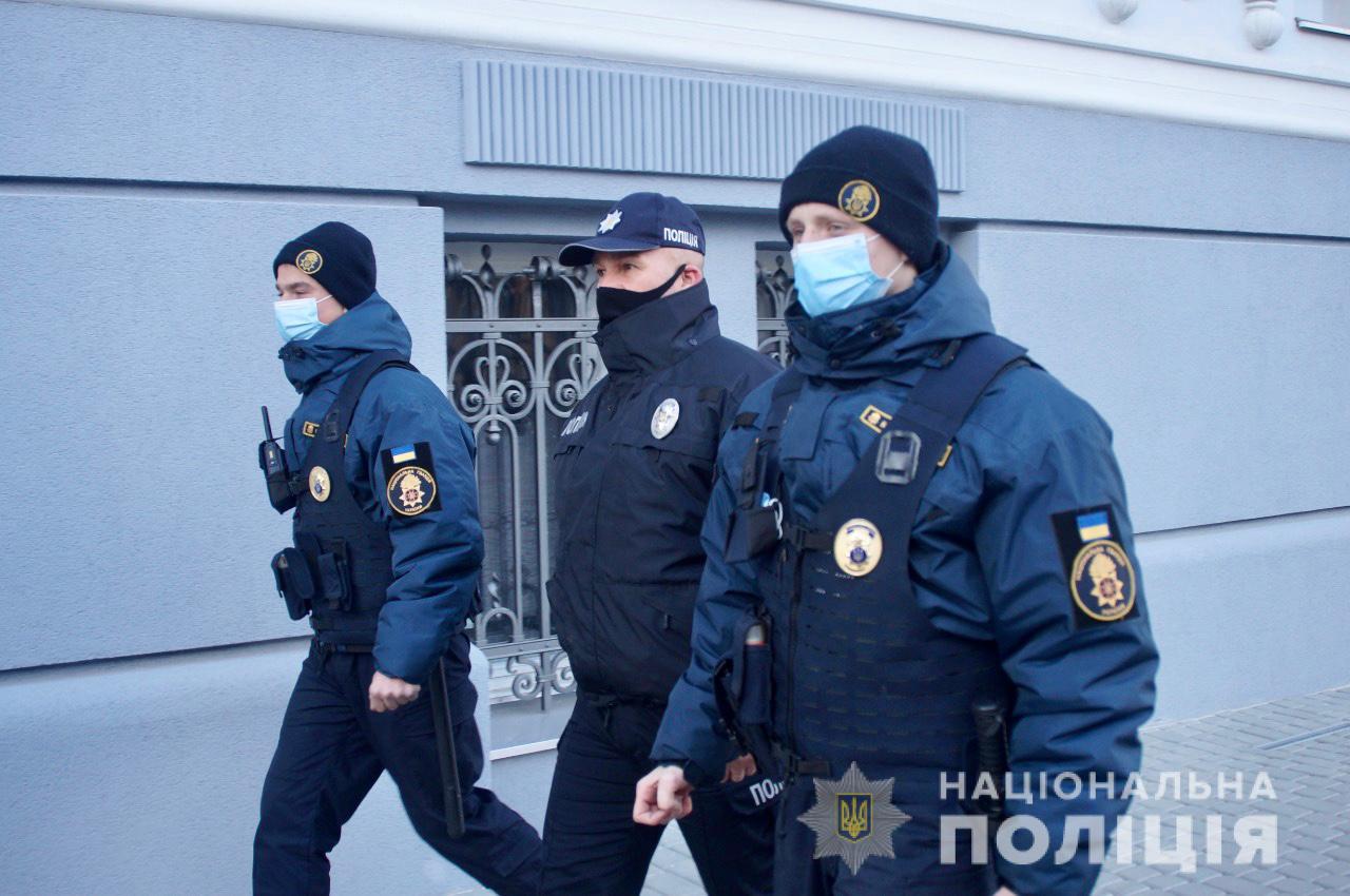 У Мукачеві поліцейські патрулюють місто спільно з нацгвардійцями (ФОТО)