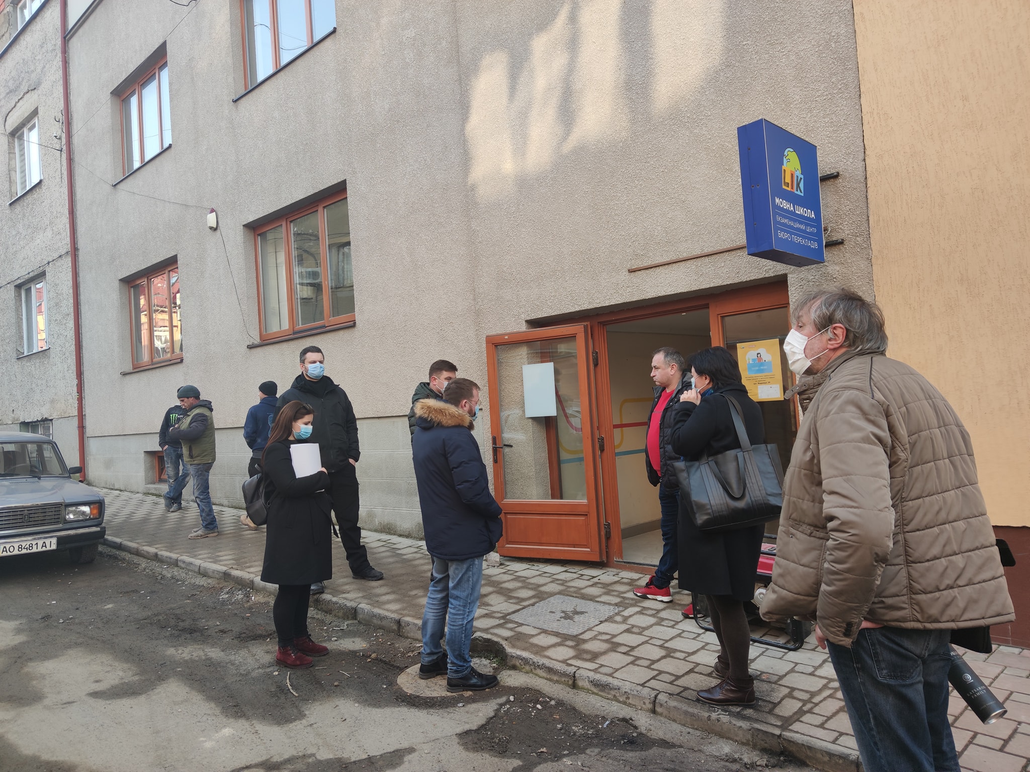 В Ужгороді рейдерським шляхом "віджали" ще частину мовної школи ЛІК, на місці працює поліція (ФОТО)