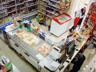 В Ужгороді відеокамера зафіксувала, як група циганчуків сплановано обікрала крамницю (ВІДЕО)