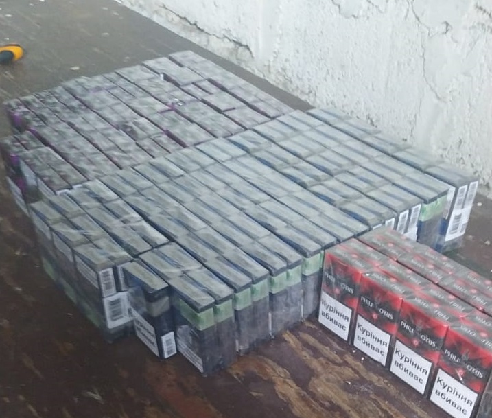 У ПП "Вилок" в днищі "Рено" угорця виявили 242 пачки контрабандних сигарет (ФОТО)